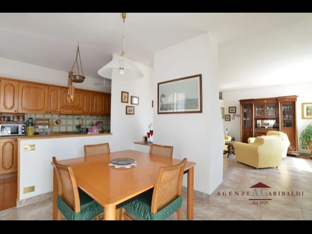 Appartamenti in Vendita - Grande appartamento attico su due piani con vista mare