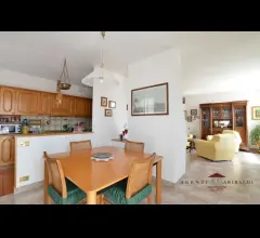 Appartamenti in Vendita - Grande appartamento attico su due piani con vista mare