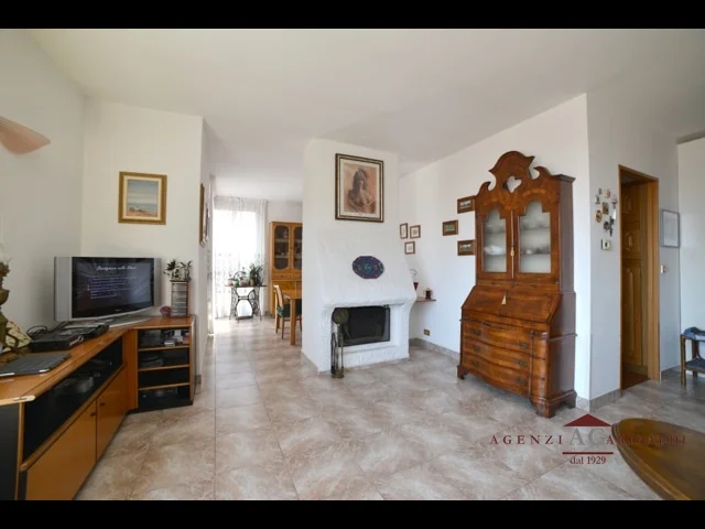 Appartamenti in Vendita - Grande appartamento attico su due piani con vista mare