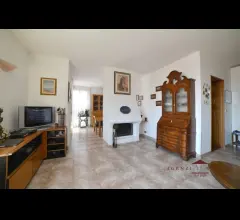 Appartamenti in Vendita - Grande appartamento attico su due piani con vista mare