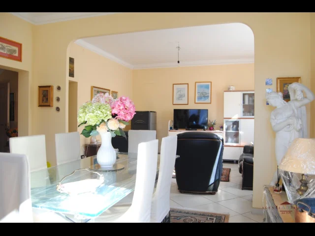 Appartamenti in Vendita - Casa indipendente con giardino in centro bordighera
