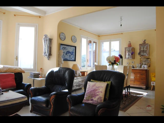 Appartamenti in Vendita - Casa indipendente con giardino in centro bordighera