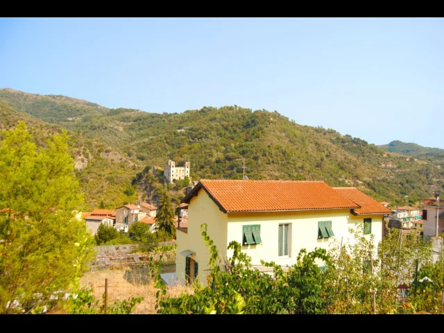 Villa con giardino e panorama sul castello