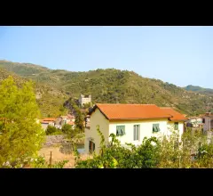 Villa con giardino e panorama sul castello