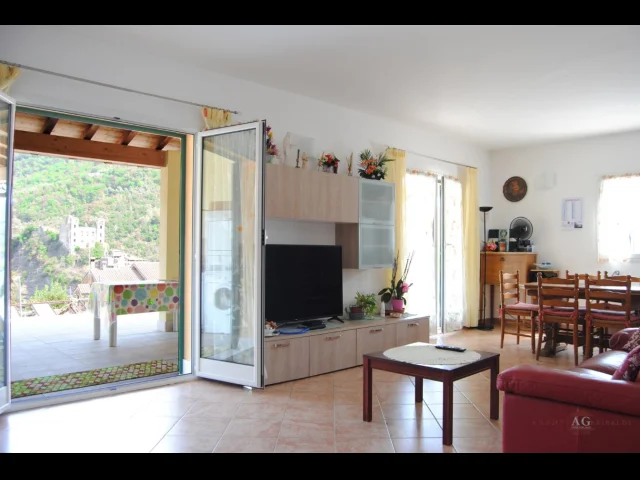 Appartamenti in Vendita - Villa con giardino e panorama sul castello