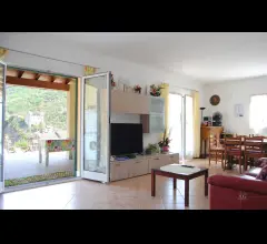 Appartamenti in Vendita - Villa con giardino e panorama sul castello