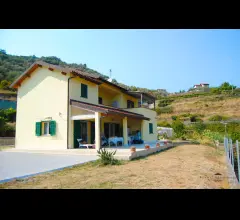 Appartamenti in Vendita - Villa con giardino e panorama sul castello