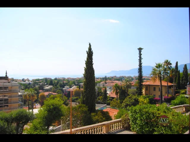 Appartamenti in Vendita - Appartamento con giardino in villa storica vista mare