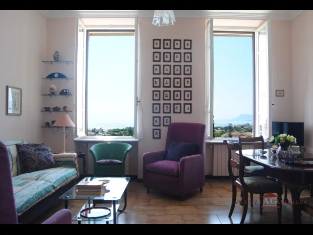 Appartamenti in Vendita - Appartamento con giardino in villa storica vista mare