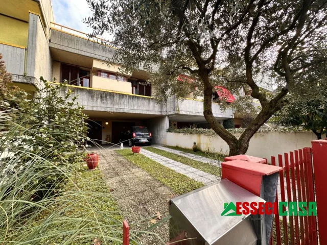Appartamenti in Vendita - Villa a schera centrale
