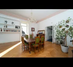 Vendesi ampio appartamento zona chiaia panoramico