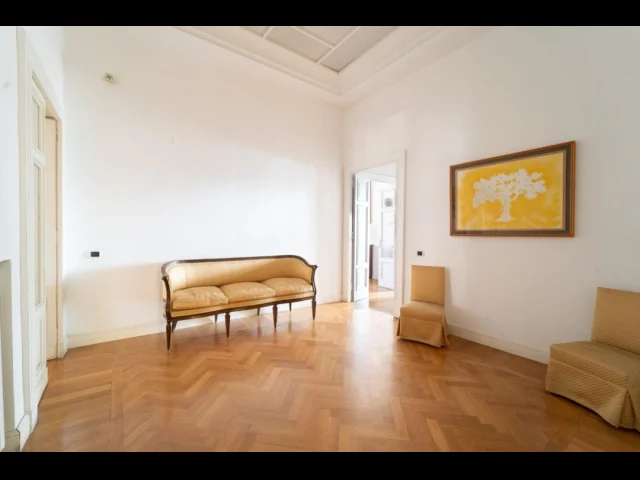Appartamenti in Vendita - Vendesi ampio appartamento zona chiaia panoramico
