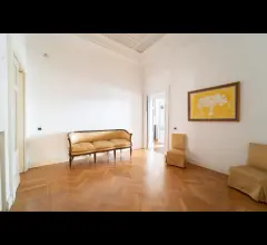 Appartamenti in Vendita - Vendesi ampio appartamento zona chiaia panoramico
