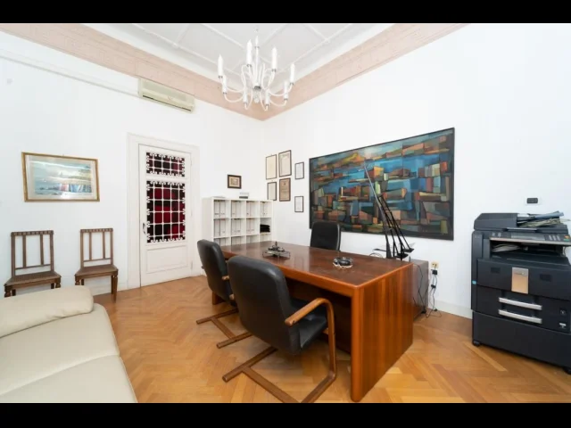 Appartamenti in Vendita - Vendesi ampio appartamento zona chiaia panoramico