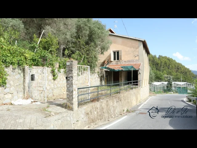 Indipendente casa rustica con magazzini e terreni in vendita a vendone