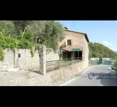 Indipendente casa rustica con magazzini e terreni in vendita a vendone