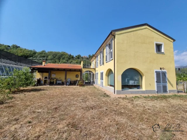 Appartamenti in Vendita - Indipendente villa in vendita ad albenga