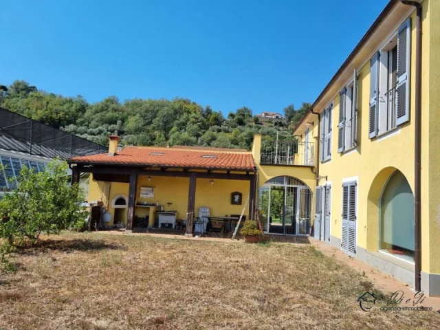 Appartamenti in Vendita - Indipendente villa in vendita ad albenga
