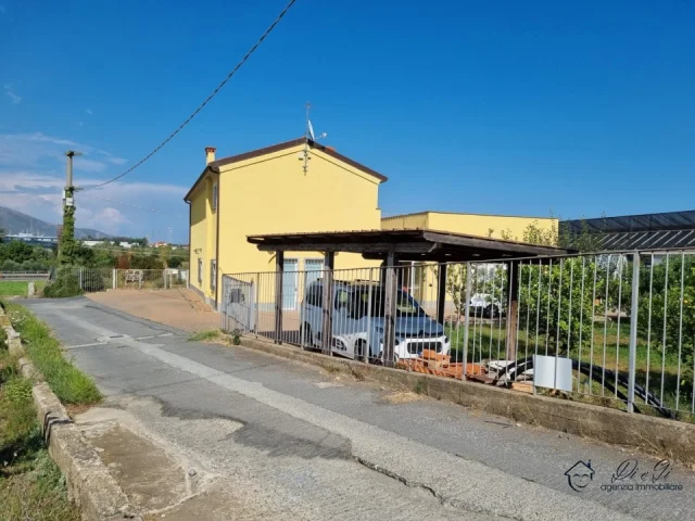 Appartamenti in Vendita - Indipendente villa in vendita ad albenga