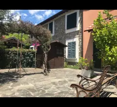 Appartamento trilocale con giardino privato e posto auto in vendita a ranzo