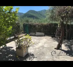Appartamenti in Vendita - Appartamento trilocale con giardino privato e posto auto in vendita a ranzo