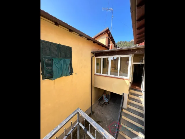 Appartamenti in Vendita - Ampio casale in pietra con giardino in vendita a vendone