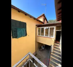 Appartamenti in Vendita - Ampio casale in pietra con giardino in vendita a vendone