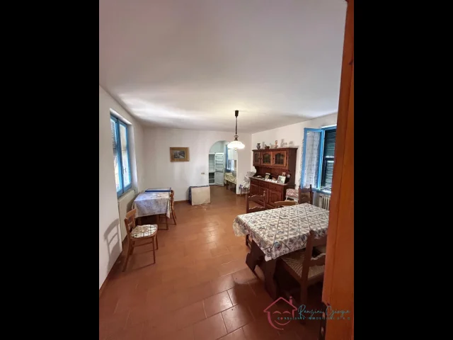 Appartamenti in Vendita - Ampio casale in pietra con giardino in vendita a vendone