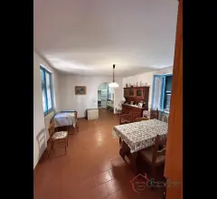 Appartamenti in Vendita - Ampio casale in pietra con giardino in vendita a vendone