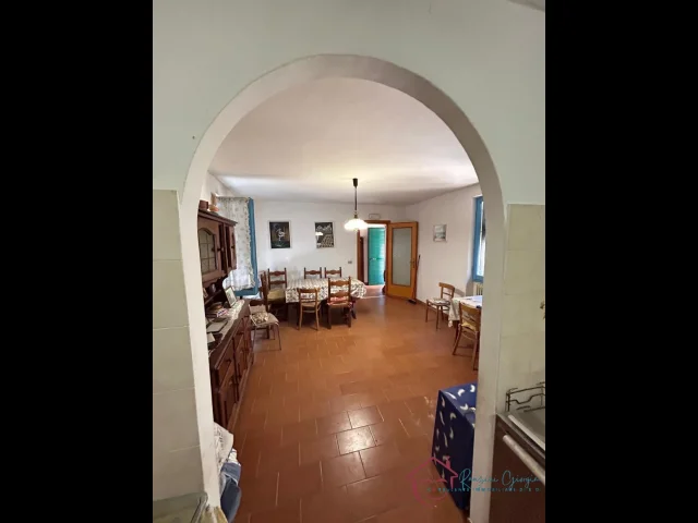 Appartamenti in Vendita - Ampio casale in pietra con giardino in vendita a vendone
