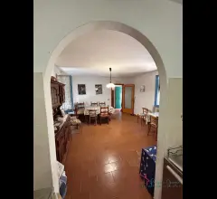 Appartamenti in Vendita - Ampio casale in pietra con giardino in vendita a vendone