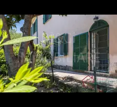 Appartamenti in Vendita - Appartamento trilocale con giardino in vendita vendone/leuso