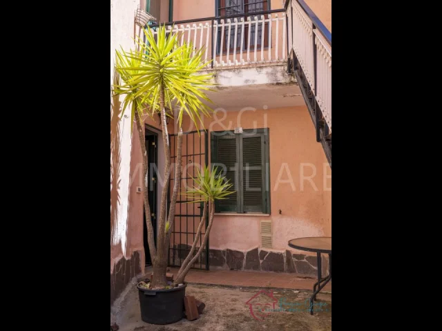 Appartamenti in Vendita - Appartamento trilocale con giardino in vendita vendone/leuso