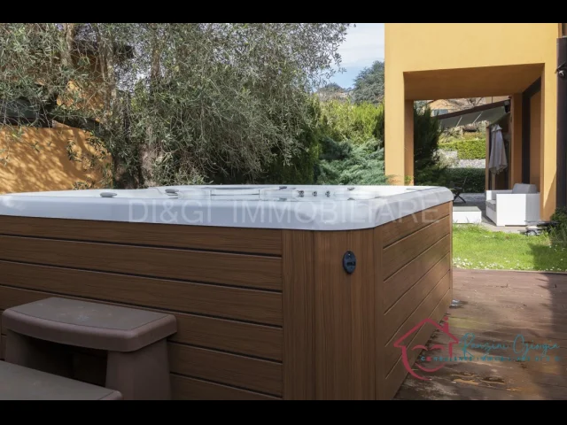 Appartamenti in Vendita - Appartamento trilocale con giardino nel golf club garlenda