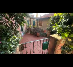 Appartamenti in Vendita - Semindipendente appartamento con terrazza in vendita moglio