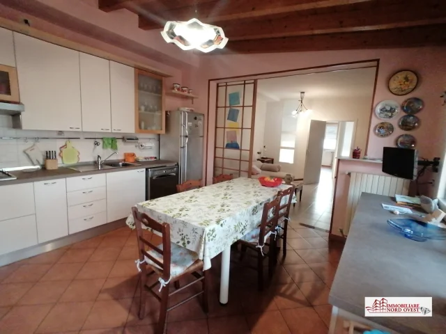 Abitazione con annesso capannone