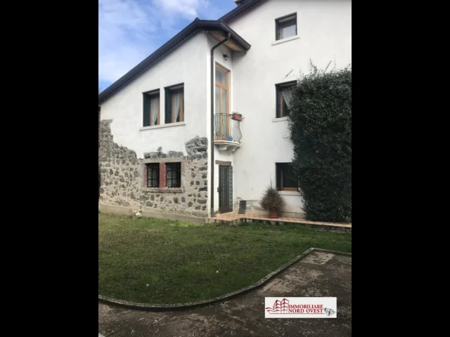 Porzione d'angolo di cascina in corte