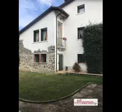 Appartamenti in Vendita - Porzione d'angolo di cascina in corte