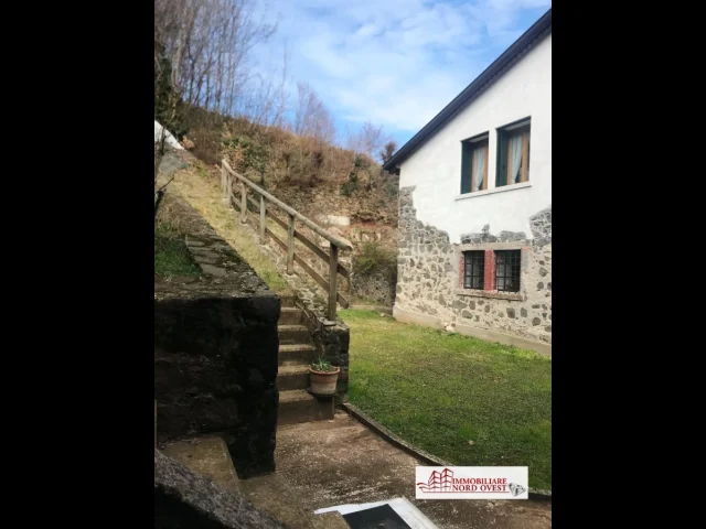 Appartamenti in Vendita - Porzione d'angolo di cascina in corte