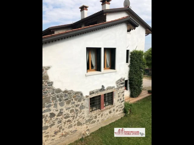 Appartamenti in Vendita - Porzione d'angolo di cascina in corte