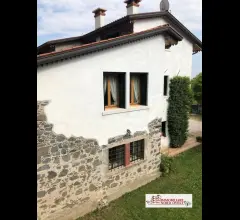 Appartamenti in Vendita - Porzione d'angolo di cascina in corte