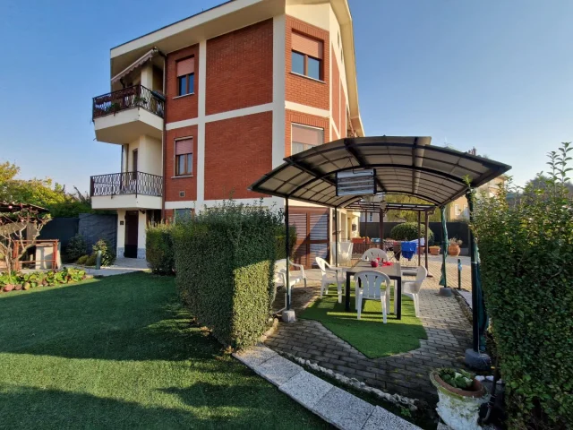 Appartamenti in Vendita - Villa con due appartamenti