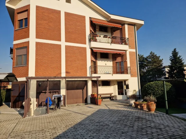 Appartamenti in Vendita - Villa con due appartamenti
