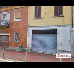 Appartamenti in Vendita - Centrale negozio con retro
