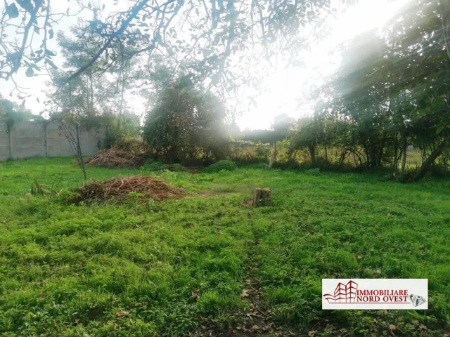 Appartamenti in Vendita - Area edificabile ideale per ampia villa di due famiglie