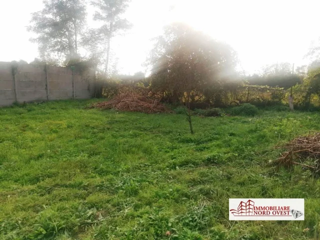 Appartamenti in Vendita - Area edificabile ideale per ampia villa di due famiglie