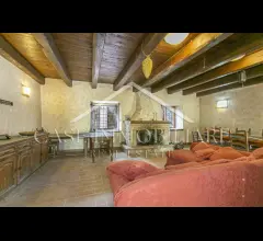 Appartamenti in Vendita - Roccagiovine, casale indipendente con terreno