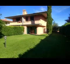 Monterosi, villa nel golf via terre dei consoli