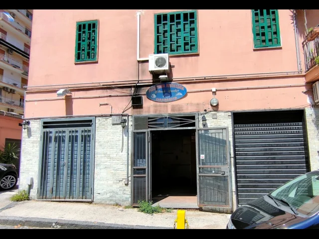 Appartamenti in Vendita - Negozio con una vetrina