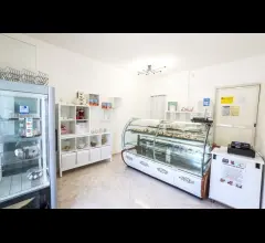 Negozio con ampia vetrina su strada